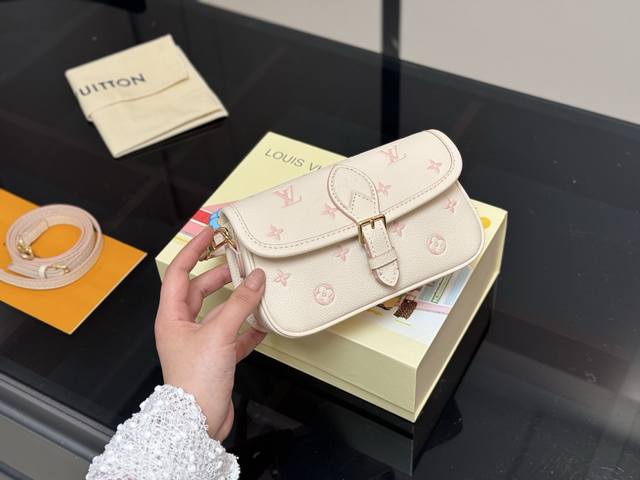 Comes With A Full Set Of Packaging Size 19*11Cm Lv Diane Baguette Nano Size It's