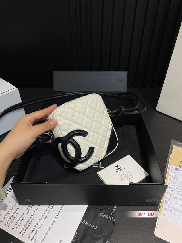 Chanel Confort Camera Bag With Box Can Be Easily Matched With Any Combination Lo