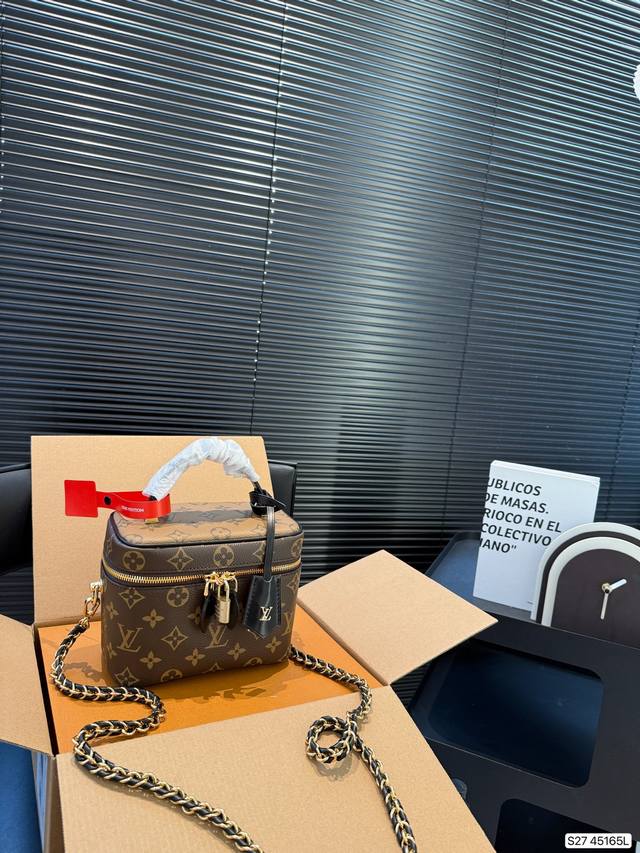 With Airplane Box Folding Box This Season's Cosmetic Bag Is Quite Popular In The