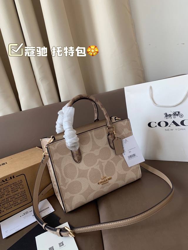 Coach Small Tote Bag I Love It. Light Colors Will Make You Look More Ladylike An