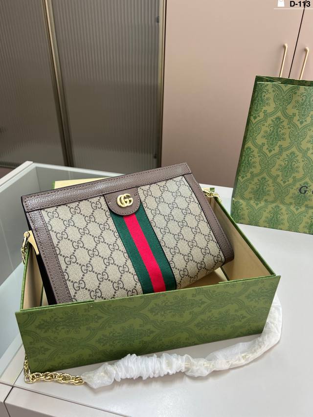 gucci Cool Chain Clip Bag The Design Reminds People Of Classical Aesthetics.