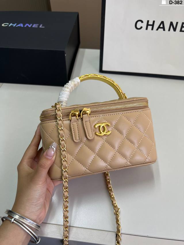 chanel Chanel Handle Cosmetic Bag Can Be Carried On One Shoulder To Show The
