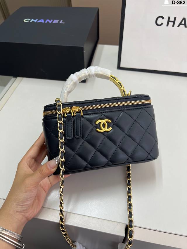 chanel Chanel Handle Cosmetic Bag Can Be Carried On One Shoulder Or Crossbody