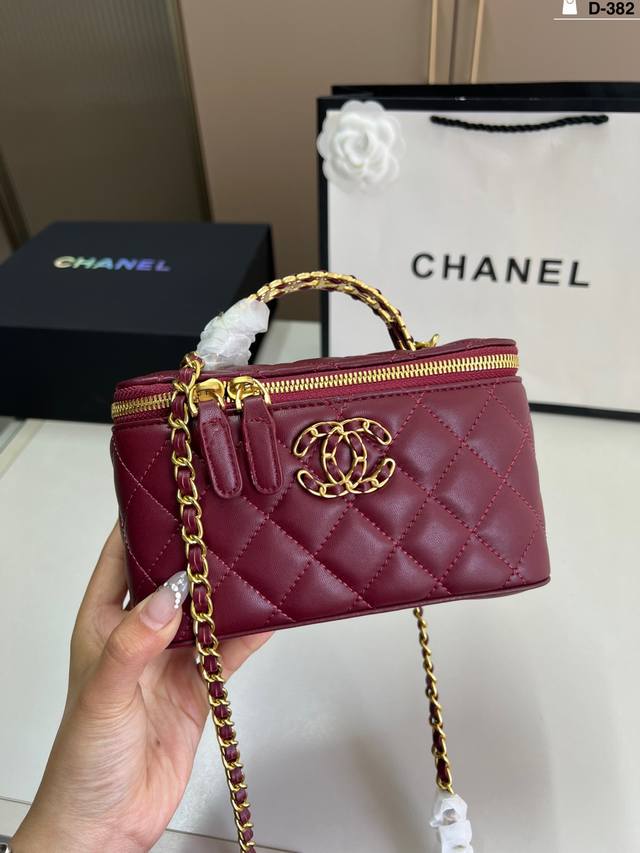 chanel Chanel Handle Cosmetic Bag Can Be Carried On One Shoulder To Show The