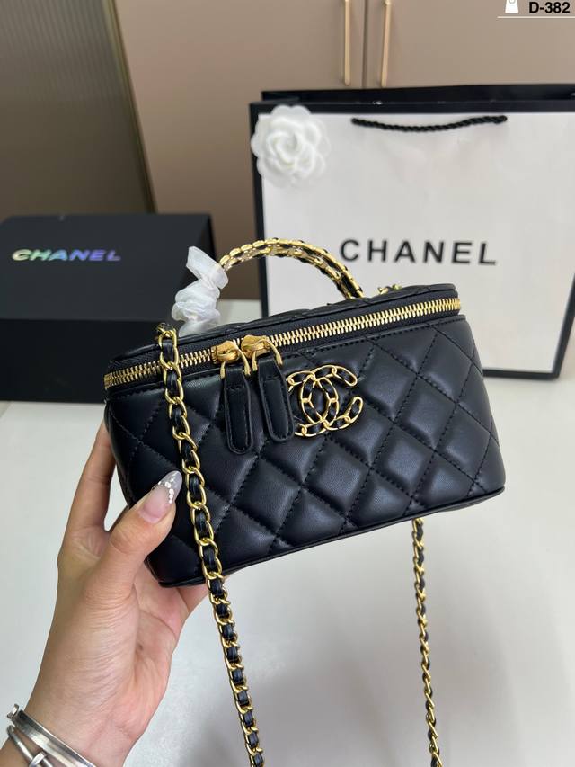 chanel Chanel Handle Cosmetic Bag Can Be Carried On One Shoulder Or Crossbody