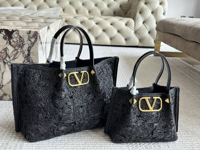Valentino Counter Hot Model, Playful And Unique, Looks Good On Anyone Who Wears