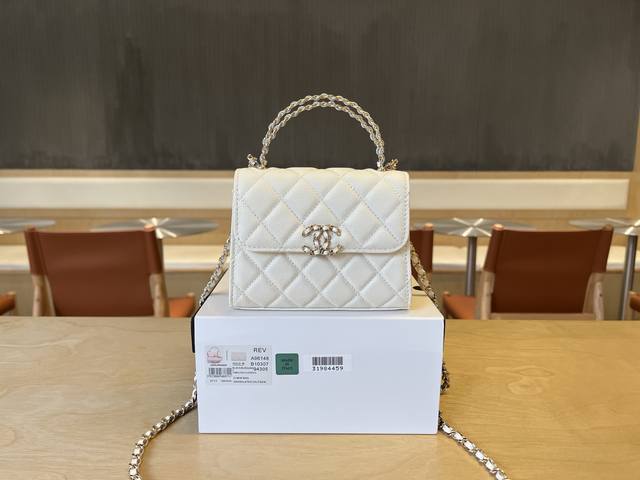 with box Valentino woven basket The trend of straw bags is back, easily becoming