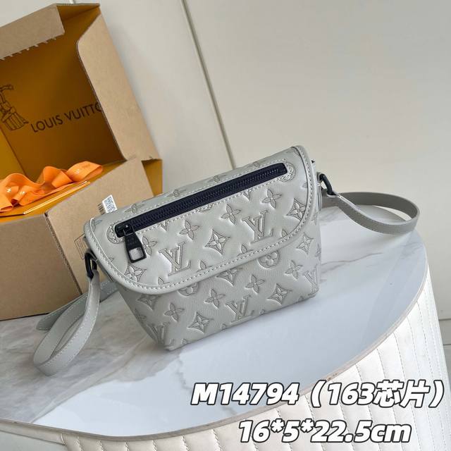 with gift box. Coach Laure Hobo Bag Durable and wear-resistant material Simple d