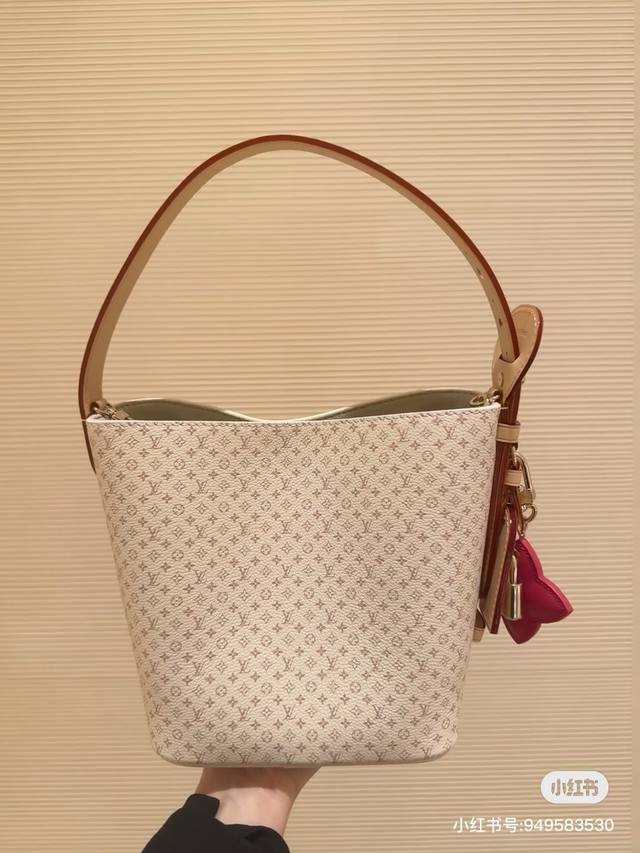 The small size does not have the diamond stitching design! The new casual and co