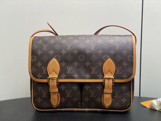 23S Heart Hollow Size: 12X11X3 Cm 23S Spring and Summer Heart Hollow Dinner Bag