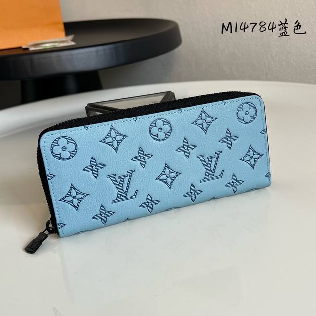 Original boutique P2540 Monogram silk-screen three-piece clutch bag New for the