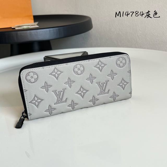 Chip version M47546 Toiletry bag Monogram canvas cosmetic box, spacious interior