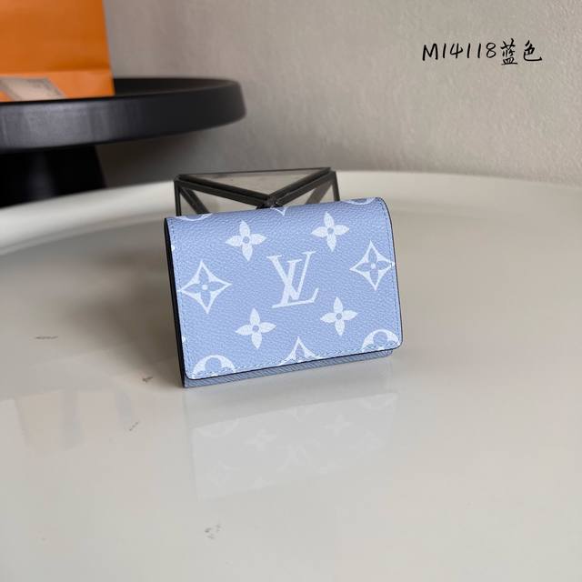 Chip version M14802 Made of gray top layer cowhide! This Multiple wallet is made