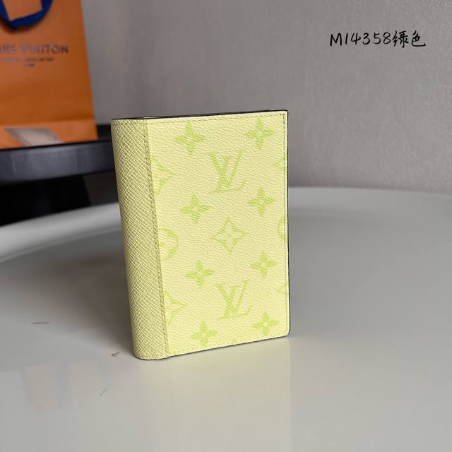 Chip version M14798 blue passport cover, this passport cover has the luxurious t