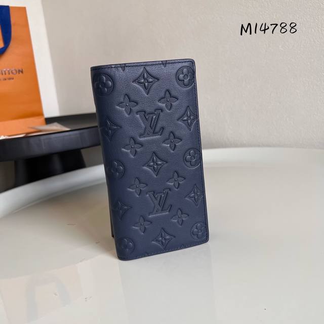 Chip version M14783 Made of grey top layer cowhide! This Zippy Vertical wallet u