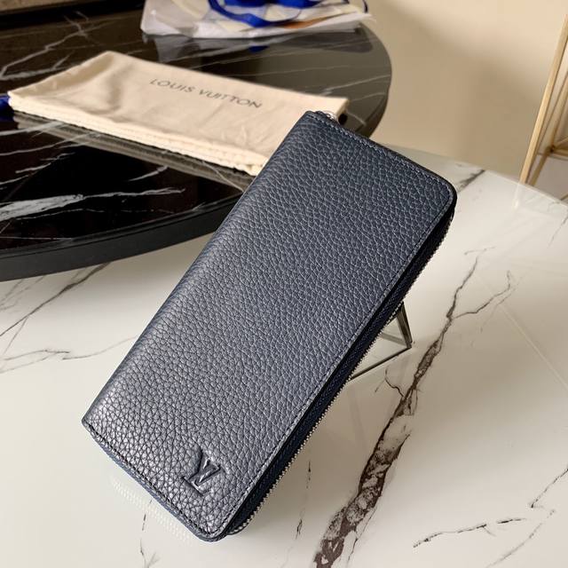 M14111 Blue This compact Multiple wallet features a matching Monogram canvas and