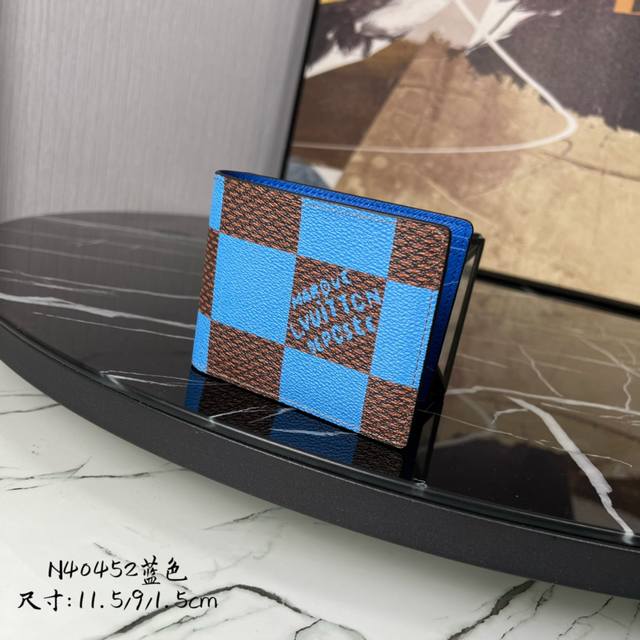 M14109 Blue This coin and business card holder is made of Monogram coated canvas
