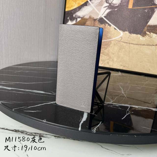 M5P40 Black pebbled card holder Made of extremely soft Taurillon leather, this p