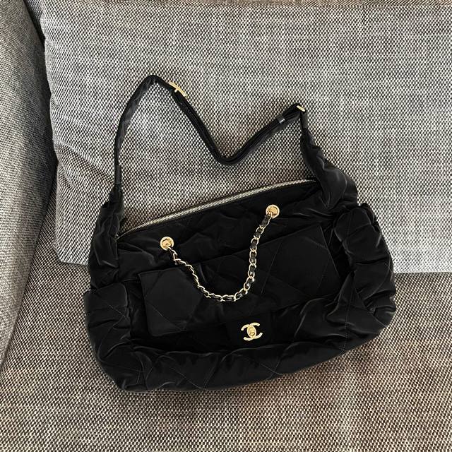 Chip Edition M58189 Black Lychee Short Wallet This Multiple wallet is made of ex
