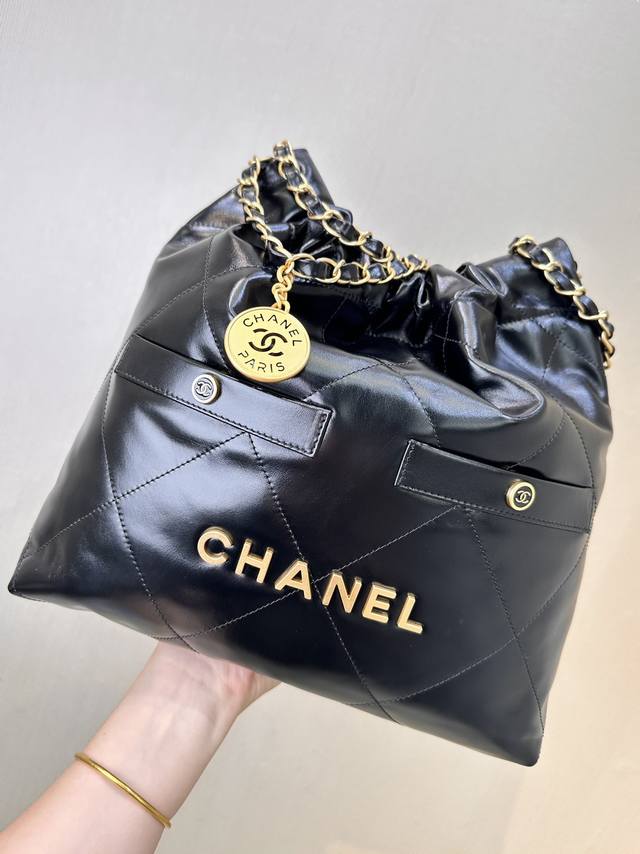 Xiaoxiang 3260 3261 Let's focus on the details of the gold coin and chain. It is