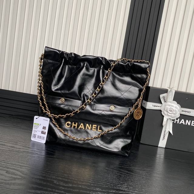 Chanel 3260 3261 The flat diamond quilting on the bag is described as a "garbage