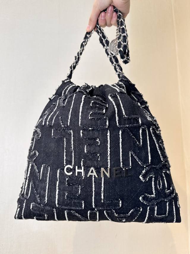 Xiaoxiang 3260 Small 22 Bag has enough space to hold all kinds of items that gir