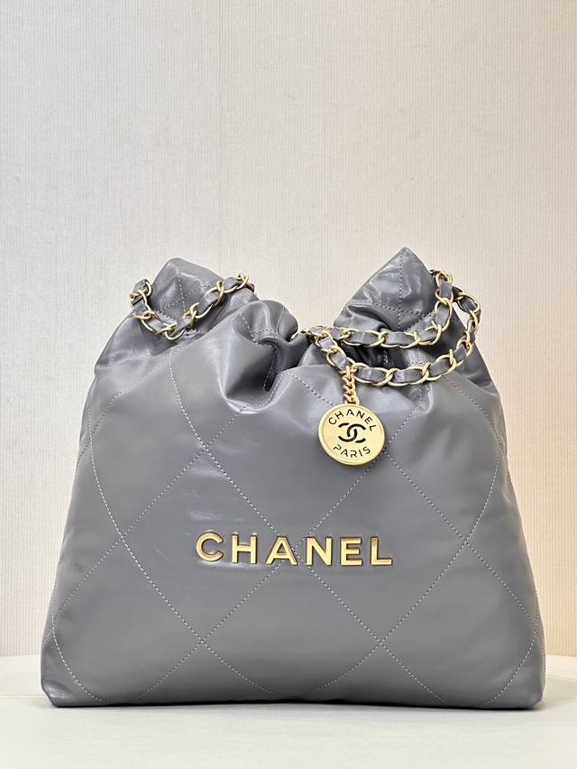 Xiaoxiang 3260 3261 In terms of leather, Chane*22Bag uses shiny and soft calfski