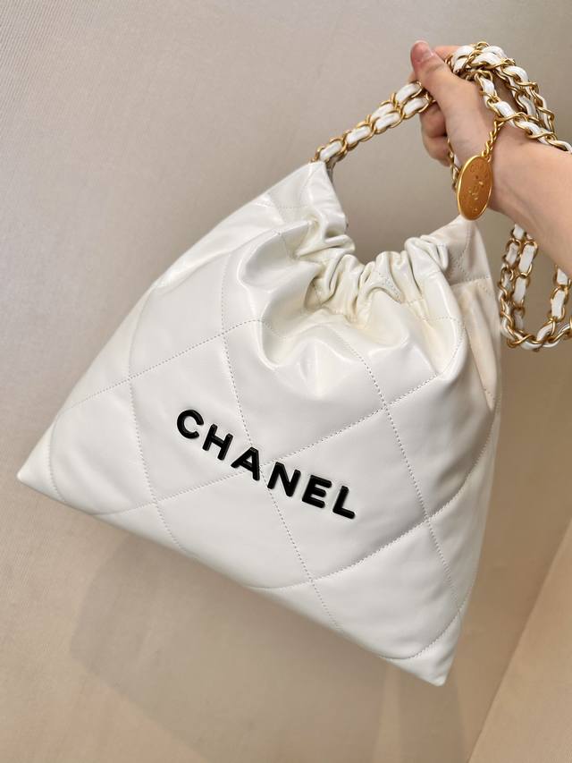 The leather and body of Chanel 3260 are made of Montebello fetal cowhide. This m