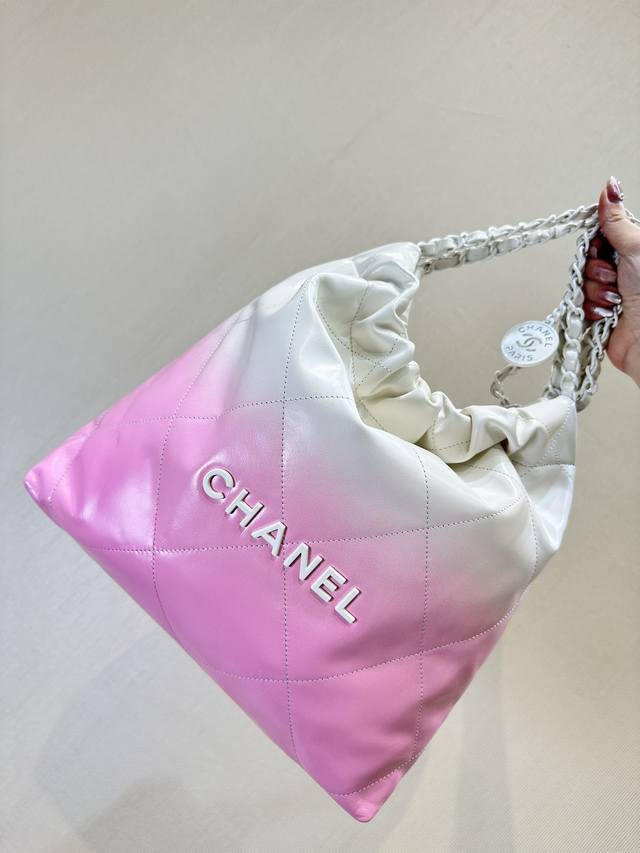 Xiaoxiang 3260 The new Chane*22 Bag has two highly decorative small pockets, whi