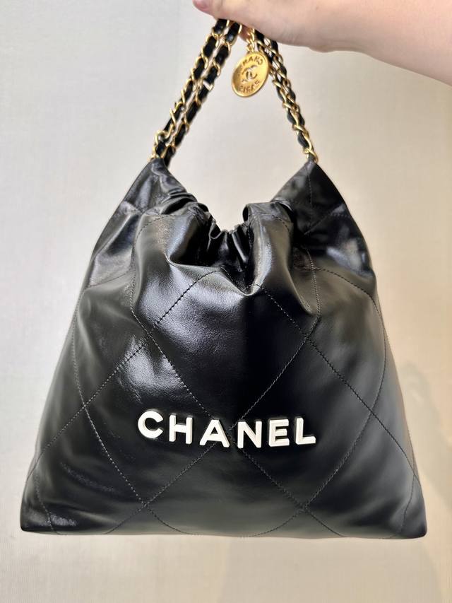 Xiaoxiang 3260 3261 all black buckle painted hardware, the overall bag is elegan