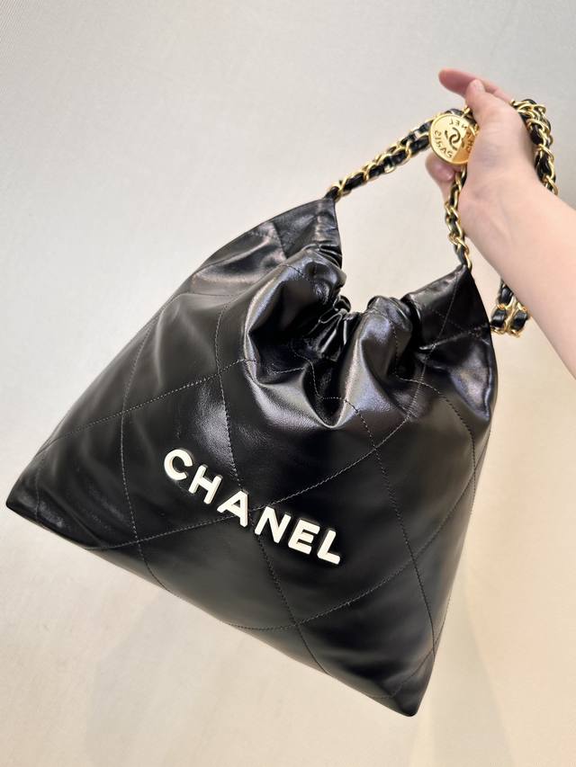 Chanel 3260 black, gold and white line small size The bag feels very soft, and y
