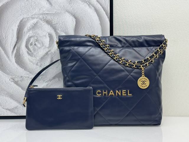 Xiaochan 3260 is made of denim fabric with a letter logo. The unique texture of