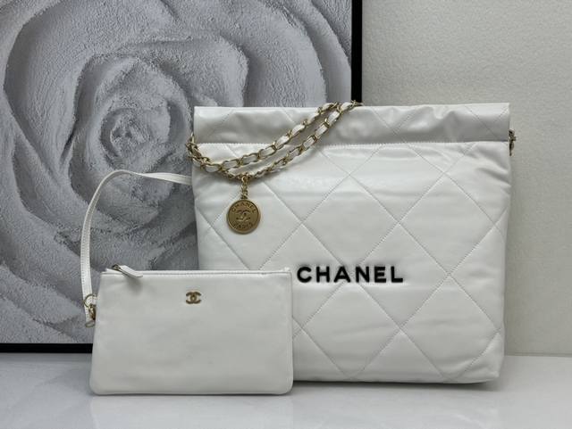 Chanel 3260 Let's take a look at the actual texture first. It's hard for leather