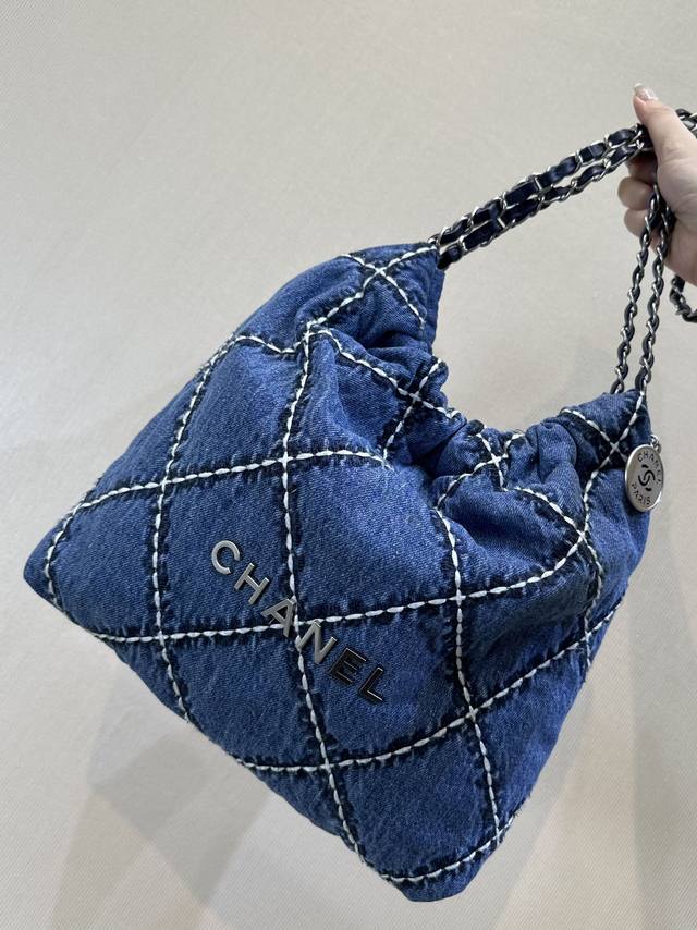 Chanel 3260 The flat diamond quilting on the bag is described as a "garbage bag"