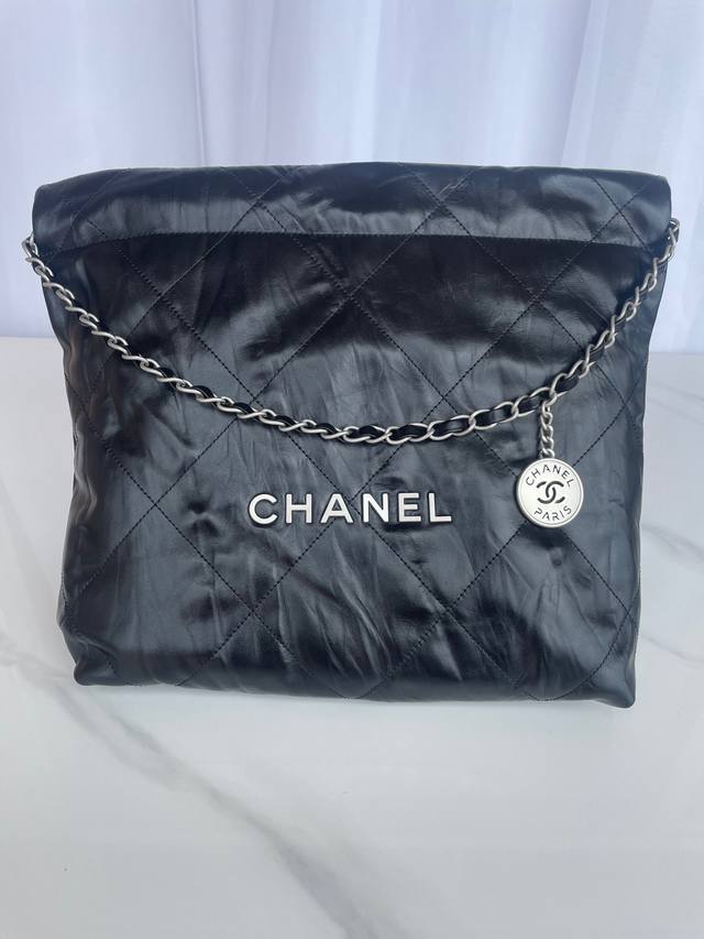 Chanel 3260 3261 24S panda color 22Bag is here~ subvert your fashion perception!