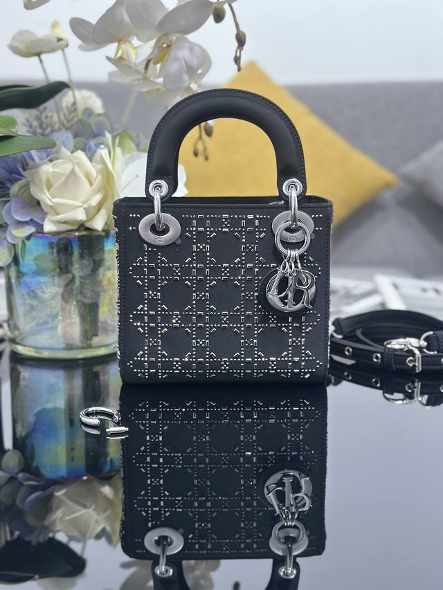 Fbb Exclusive real shot of the trolley case This Horizon trolley case combines g