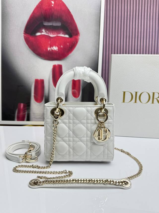 White gold Sheepskin four-grid gold buckle Princess Diana is a classic represent