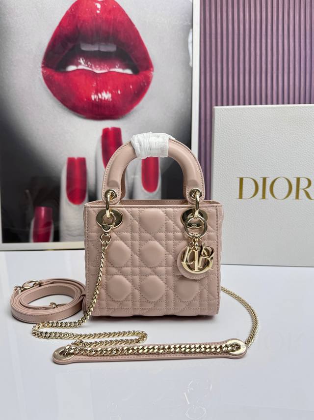 Sheepskin four-grid gold buckle Princess Diana is a classic representative, how
