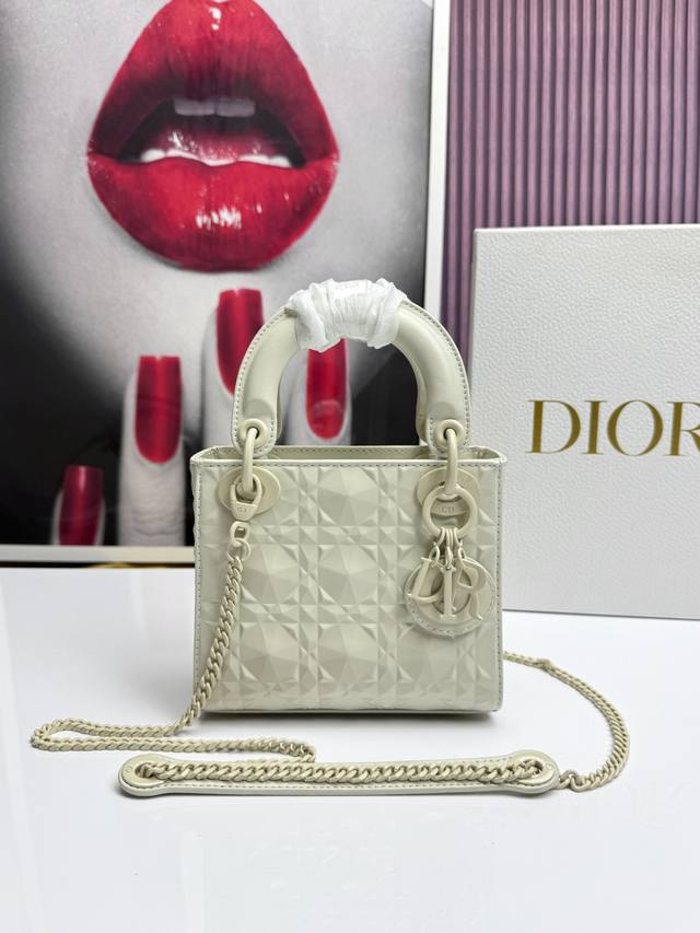 Lady Dior three-grid pearlescent gray, the classic Lady Dior handbag embodies Di