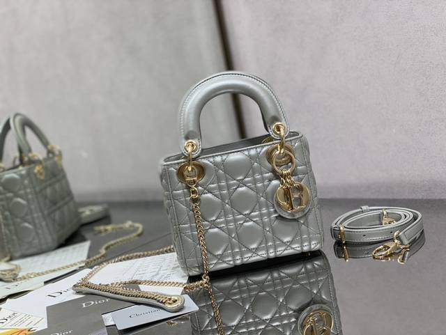 Classic Lady Diana bag, a must-have three-compartment bag for everyone. Charming