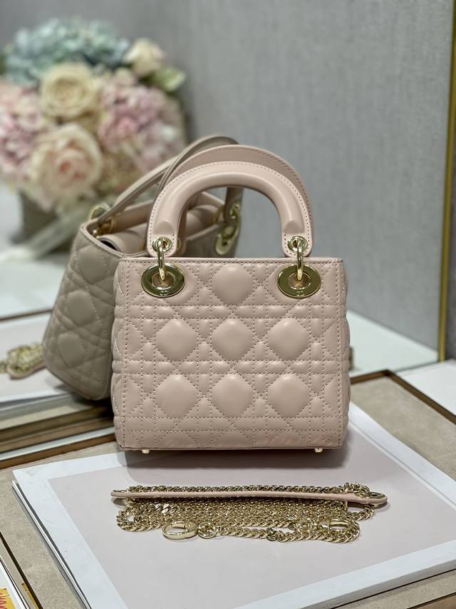 Three-grid cherry red lambskin with gold buckle This Lady handbag embodies a pro