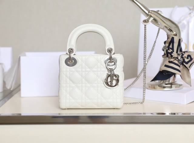 Three-grid white lambskin with gold buckle This Lady handbag embodies a profound