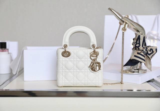 Three-grid light pink lambskin with gold buckle This Lady handbag embodies a pro