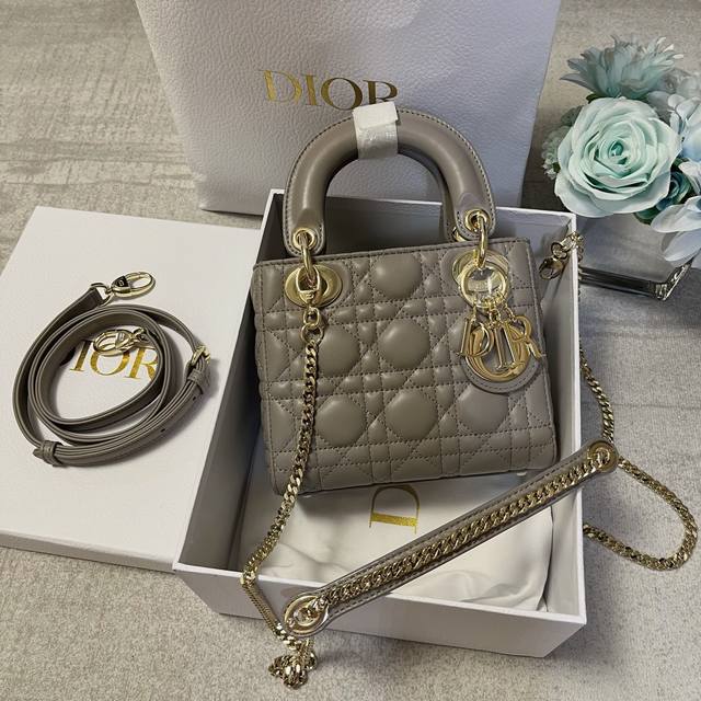 Three-grid lotus root powder sheepskin with gold buckle This Lady handbag embodi