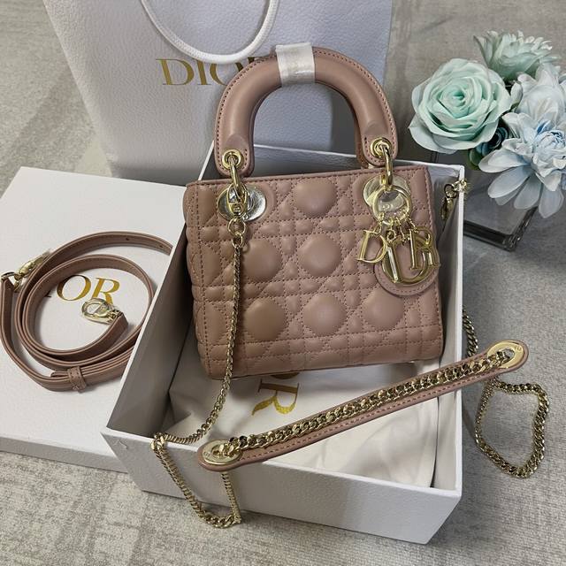 Three-grid cherry red leather with gold buckle This Lady handbag embodies a prof