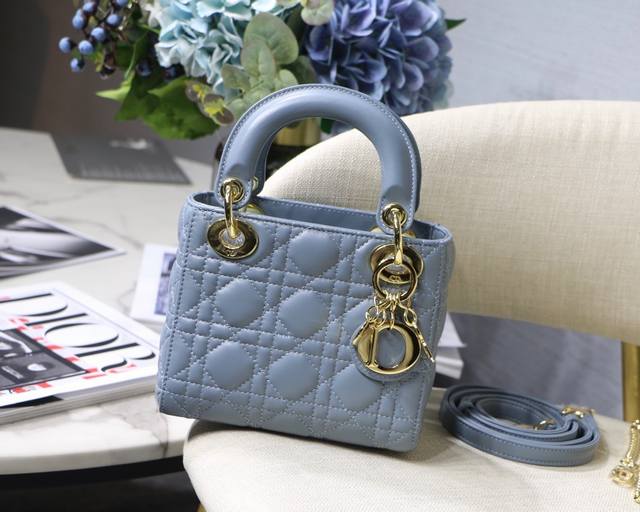 Three-grid black leather with silver buckle This Lady handbag embodies a profoun