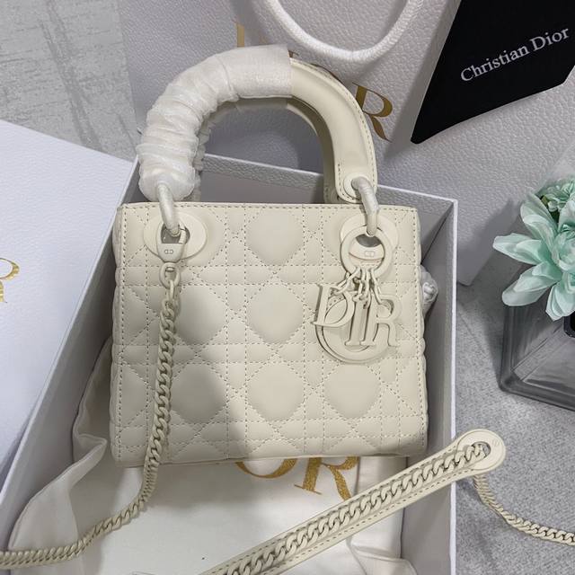 Three-grid white lambskin with silver buckle This Lady handbag embodies a profou