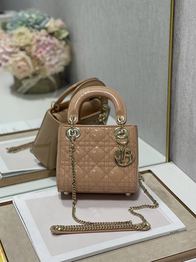 Three-grid cherry red patent leather Model number: 6603 Lady Dior handbag, a mas