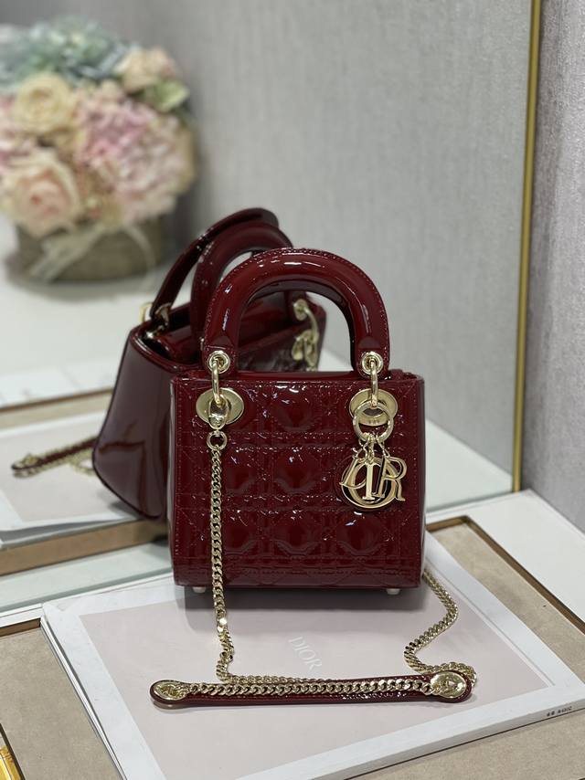 Dior upgraded version of the three-grid Princess Diana detail flap opening and c