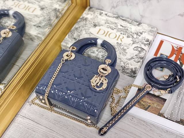 Dior upgraded version of three-grid Princess Diana detail flap opening and closi